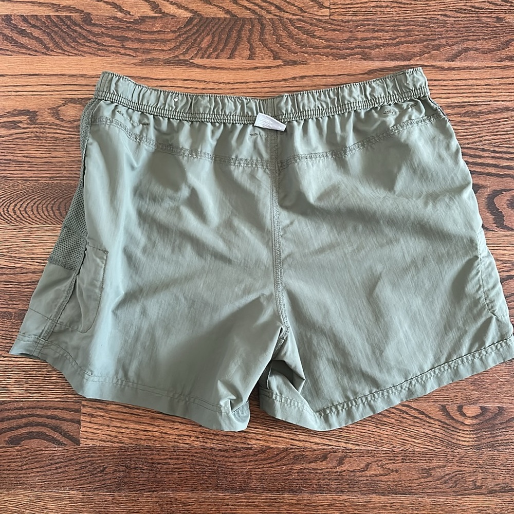 Columbia Women's Omni-Shade UPF 30 Walnut River 6" Shorts in Olive. size XL NWOT - Picture 9 of 11